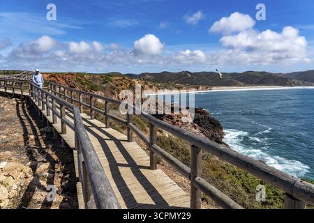 Aussichtspunkt am Praia do Portinho do Forno, Blick auf den Strand Praia do Amado in der Nähe von Carrapateira, beliebt bei Surfern, Wellenreitern, felsiger Küste, Klippen in der Stockfoto