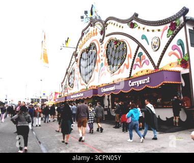 München 26.09.2025 Theresienwiese Oktoberfest Besucher vor Marstall Festzelt München *** München 26 09 2025 Theresienwiese Oktoberfest Besucher vor Marstall Festzelt München Stockfoto