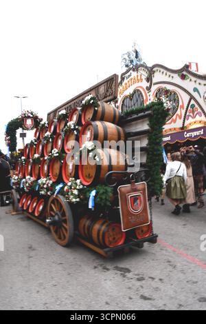 München 26.09.2025 Theresienwiese Oktoberfest Besucher Hacker Brauerei Wagen vor Marstall Festzelt München *** München 26 09 2025 Theresienwiese Oktoberfest Besucher Hacker Brauerei Wagen vor Marstall Festzelt München Stockfoto