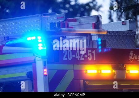 Feuerwehr-Blaulicht Feuerwehr in verschiedenen Bildern und Aktionen in Deutschland Feuerwehr-Blaulicht Feuerwehr in Deutschland Stockfoto