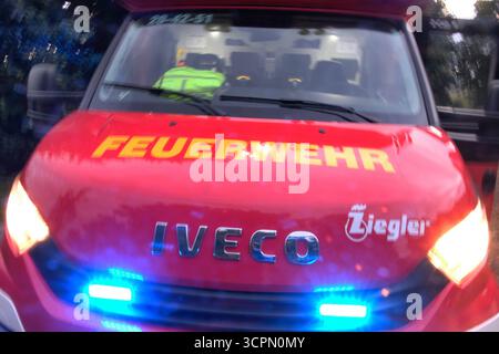 Feuerwehr-Blaulicht Feuerwehr in verschiedenen Bildern und Aktionen in Deutschland Feuerwehr-Blaulicht Feuerwehr in Deutschland Stockfoto