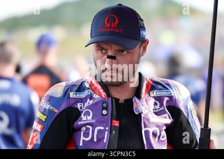 MOTEGI, JAPAN – 27. SEPTEMBER: Jack Miller aus Australien und Prima Pramac Yamaha (43), sieht vor dem Sprint vor der MotoGP von Japan bei Twin Ring Motegi am 27. September 2025 in Motegi, Japan. (Foto: Qian Jun) Stockfoto