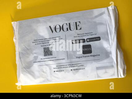 Paris, Frankreich - 2. September 2025: Nahaufnahme der Abonnementverpackung des Magazins Vogue France mit QR-Code und Kontaktinformationen in Schwarz auf weißem Pl Stockfoto