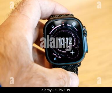 Paris, Frankreich - 19. September 2025: Nahaufnahme einer Hand, die eine Apple Watch Ultra 3 mit dem neuen Waypoint-Zifferblatt hält, das fortschrittliche Satelliten-Trac hervorhebt Stockfoto