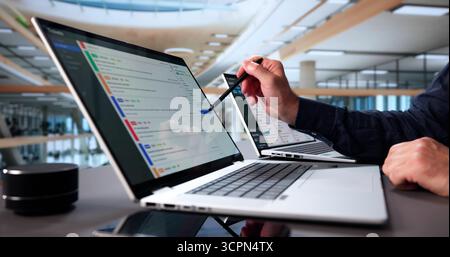 Der Leitende Techniker Überwacht Den Softwareinstallationsprozess Und Führt Eine Fehlerbehebung Durch. Stockfoto