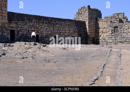 Die alte Burg von Azraq (Qasr al-Azraq) in der glühenden Sonne in der kargen jordanischen Wüstenlandschaft Stockfoto