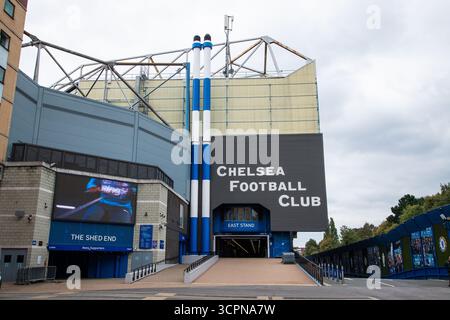 Eintritt zum Shed End an der Stamford Bridge des Chelsea FC, London. Das berühmte Premier League Stadion von außen. Stockfoto