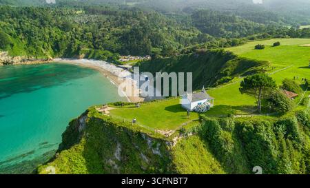 Aus der Vogelperspektive einer kleinen Eremitage umgeben von der atemberaubenden Natur von Asturien in Nordspanien. Ermita de la Regalina an den steilen Klippen des Kantabr Stockfoto