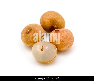 Frisch geschälte und ungeschälte Longan oder Dimocarpus longan, isoliert auf weiß Stockfoto