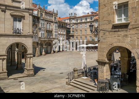 Draufsicht mit dem zentralen Plaza Mayor-Platz mit Rathaus in Ourense, Galicien, Nordspanien. Traditionelle galizische Architektur definiert diese Schönheit Stockfoto
