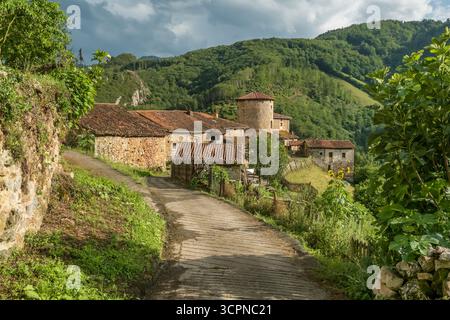Mittelalterliches Dorf Bandujo in der Region Asturien, Nordspanien. Ein malerisches historisches Dorf eingebettet in eine wunderschöne grüne Berglandschaft. Stockfoto
