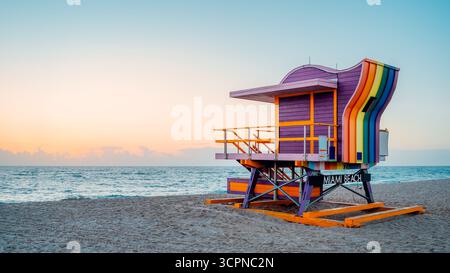 Rettungsturm am Strand von miami im frühen Morgenlicht Stockfoto
