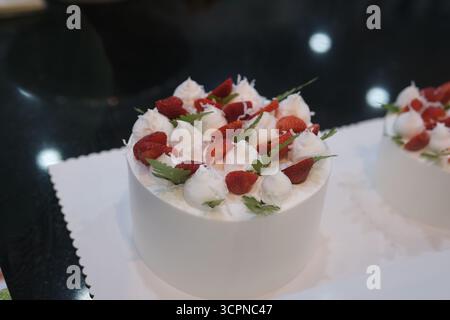 Köstlicher Honig-Toast mit Eis und Obst oben im Süßes- und Dessertgeschäft mit Zoom-out-Effekt-Bewegung. Hochwertige 4K-Aufnahmen Stockfoto
