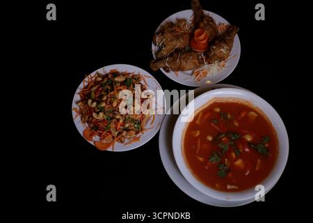 Komplettes asiatisches Abendessen: Gebratenes Huhn, Cashew-Rührbraten und Tomatensuppe Stockfoto