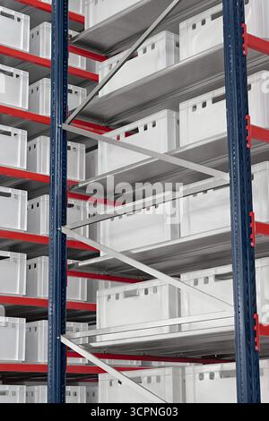 Generische weiße unbeschriftete Kisten und Kisten auf Regalen eines Lagerregals, abstrakter industrieller Hintergrund Stockfoto