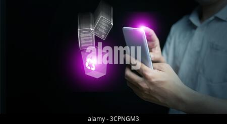 Futuristisches holografisches Papierkorb-Symbol neben dem Smartphone, das das Löschen digitaler Dateien, die Bereinigung von Daten, die sichere Dokumentenverwaltung und die moderne Version symbolisiert Stockfoto