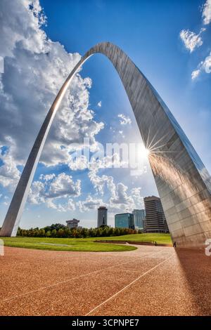 Blick auf den St. Louis Gateway Arch vom Gateway Arch National Park während eines Sonnentages, Missouri, USA Schlüsselwörter: st. louis missouri, St. louis, St. louis, St. Stockfoto