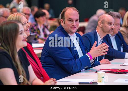Landshut, Deutschland. September 2025. Sebastian Roloff, SPD-Bundestagsabgeordneter und Kandidat für die duale Führung der Bayerischen SPD, nimmt an der Landesparteikonferenz Teil. Quelle: Armin Weigel/dpa/Alamy Live News Stockfoto