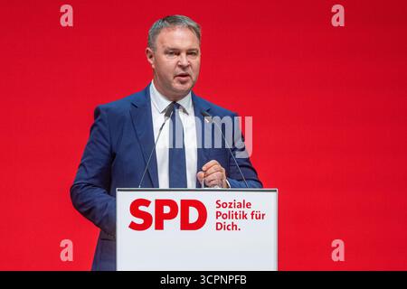 Landshut, Deutschland. September 2025. Andreas Babler (SPÖ), Vizekanzler Österreichs, spricht auf der SPD-Regionalkonferenz in Bayern. Quelle: Armin Weigel/dpa/Alamy Live News Stockfoto