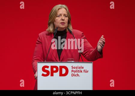 Landshut, Deutschland. September 2025. Bärbel Bas, Bundesministerin für Arbeit und Soziales und Ko-Vorsitzende der SPD, spricht auf der SPD-Landesparteikonferenz in Bayern. Quelle: Armin Weigel/dpa/Alamy Live News Stockfoto
