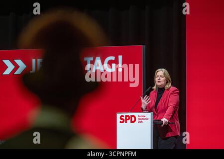 Landshut, Deutschland. September 2025. Bärbel Bas, Bundesministerin für Arbeit und Soziales und Ko-Vorsitzende der SPD, spricht auf der SPD-Landesparteikonferenz in Bayern. Quelle: Armin Weigel/dpa/Alamy Live News Stockfoto