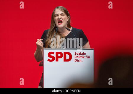 Landshut, Deutschland. September 2025. Ronja Endres, Landesvorsitzende der Bayerischen SPD, spricht auf der Landesparteikonferenz der SPD in Bayern. Quelle: Armin Weigel/dpa/Alamy Live News Stockfoto