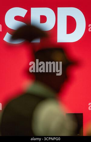 Landshut, Deutschland. September 2025. Ein Mann in bayerischer Tracht steht vor dem SPD-Logo auf der SPD-Landesparteikonferenz in Bayern. Quelle: Armin Weigel/dpa/Alamy Live News Stockfoto