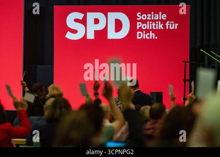 Landshut, Deutschland. September 2025. Die Delegierten heben ihre Stimmzettel vor dem SPD-Logo auf der Bayerischen SPD-Landesparteikonferenz an. Quelle: Armin Weigel/dpa/Alamy Live News Stockfoto