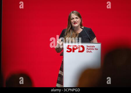 Landshut, Deutschland. September 2025. Ronja Endres, Landesvorsitzende der Bayerischen SPD, spricht auf der Landesparteikonferenz der SPD in Bayern. Quelle: Armin Weigel/dpa/Alamy Live News Stockfoto