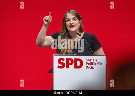 Landshut, Deutschland. September 2025. Ronja Endres, Landesvorsitzende der Bayerischen SPD, spricht auf der Landesparteikonferenz der SPD in Bayern. Quelle: Armin Weigel/dpa/Alamy Live News Stockfoto
