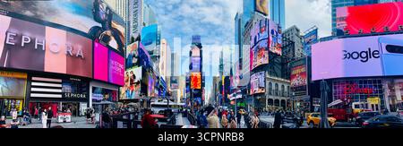 Times Square Urban Scene mit digitalen Reklametafeln und Menschenmassen in New York City Stockfoto