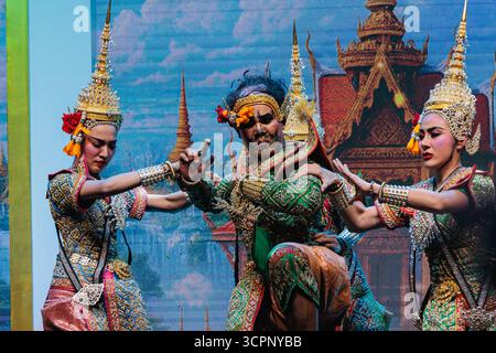 Bangkok, Thailand. September 2025. Darsteller, die als fiktive Figur aus dem thailändischen Nationalepos „Ramakien“ gekleidet sind und während des Thai Cultural Festivals Khon-Tanz im Sutat-Tempel aufführen. Khon-Tanz ist eine darstellende Kunst, die musikalische, gesangliche, literarische, tänzerische, rituelle und handwerkliche Elemente kombiniert. Quelle: SOPA Images Limited/Alamy Live News Stockfoto