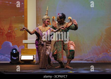 Bangkok, Thailand. September 2025. Darsteller, die als fiktive Figur aus dem thailändischen Nationalepos „Ramakien“ gekleidet sind und während des Thai Cultural Festivals Khon-Tanz im Sutat-Tempel aufführen. Khon-Tanz ist eine darstellende Kunst, die musikalische, gesangliche, literarische, tänzerische, rituelle und handwerkliche Elemente kombiniert. Quelle: SOPA Images Limited/Alamy Live News Stockfoto