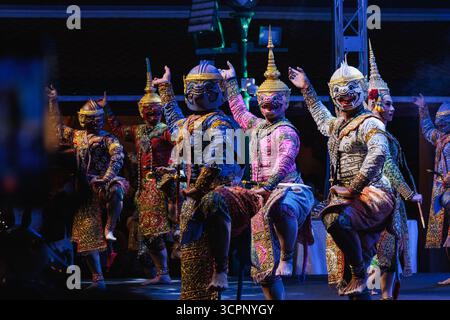 Bangkok, Thailand. September 2025. Darsteller, die als fiktive Figur aus dem thailändischen Nationalepos „Ramakien“ gekleidet sind und während des Thai Cultural Festivals Khon-Tanz im Sutat-Tempel aufführen. Khon-Tanz ist eine darstellende Kunst, die musikalische, gesangliche, literarische, tänzerische, rituelle und handwerkliche Elemente kombiniert. Quelle: SOPA Images Limited/Alamy Live News Stockfoto