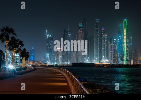 Urbaner Nachtblick auf den Yachthafen von Dubai Moderne Architektur mit Dubai Ain und Meerblick, moderne Architekturbeleuchtung, Kreuzfahrt im Meer Stockfoto