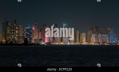 Panoramablick auf die Skyline des Jachthafens von Dubai bei Nacht, 4K hochauflösende Tapete Stockfoto