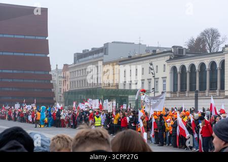 11.11.2024 Breslau, Polen, Parade Zum Unabhängigkeitstag. Große Demonstration zum Unabhängigkeitstag mit polnischen Fahnen, Spruchbändern und Demonstranten in Westen versammelt Stockfoto