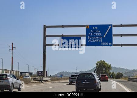 Ein Autobahnschild in Portugal, das die Richtung zu den Autobahnen A1 und A10 sowie zu Zielen wie Lissabon und Vila Franca zeigt. Das Zeichen weist auch auf ein di hin Stockfoto