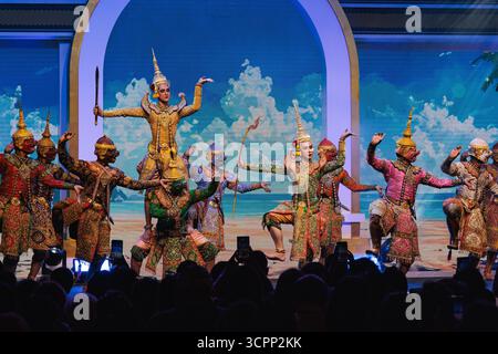 Bangkok, Thailand. September 2025. Darsteller, die als fiktive Figur aus dem thailändischen Nationalepos „Ramakien“ gekleidet sind und während des Thai Cultural Festivals Khon-Tanz im Sutat-Tempel aufführen. Khon-Tanz ist eine darstellende Kunst, die musikalische, gesangliche, literarische, tänzerische, rituelle und handwerkliche Elemente kombiniert. (Foto: Varuth Pongsapipatt/SOPA Images/SIPA USA) Credit: SIPA USA/Alamy Live News Stockfoto