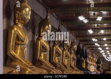 Bangkok, Thailand. September 2025. Eine Reihe von Buddha-Statuen, die in einer langen, linearen Formation im Sutat-Tempel (Wat Suthat) angeordnet sind. Khon-Tanz ist eine darstellende Kunst, die musikalische, gesangliche, literarische, tänzerische, rituelle und handwerkliche Elemente kombiniert. (Foto: Varuth Pongsapipatt/SOPA Images/SIPA USA) Credit: SIPA USA/Alamy Live News Stockfoto
