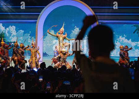 Bangkok, Thailand. September 2025. Darsteller, die als fiktive Figur aus dem thailändischen Nationalepos „Ramakien“ gekleidet sind und während des Thai Cultural Festivals Khon-Tanz im Sutat-Tempel aufführen. Khon-Tanz ist eine darstellende Kunst, die musikalische, gesangliche, literarische, tänzerische, rituelle und handwerkliche Elemente kombiniert. (Foto: Varuth Pongsapipatt/SOPA Images/SIPA USA) Credit: SIPA USA/Alamy Live News Stockfoto