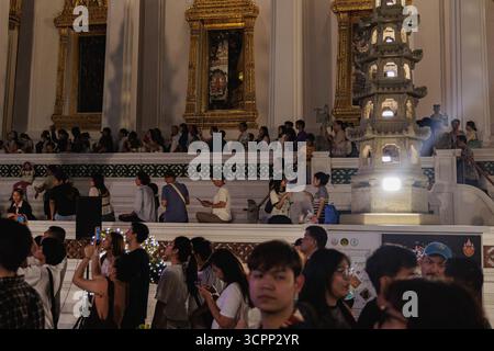 Bangkok, Thailand. September 2025. Menschen, die im Sutat-Tempel (Wat Suthat) während des Thai Cultural Festivals gesehen wurden. Khon-Tanz ist eine darstellende Kunst, die musikalische, gesangliche, literarische, tänzerische, rituelle und handwerkliche Elemente kombiniert. (Foto: Varuth Pongsapipatt/SOPA Images/SIPA USA) Credit: SIPA USA/Alamy Live News Stockfoto
