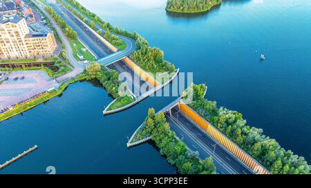 Aus der Vogelperspektive der Wasserbrücke Veluwemeer, die Wasser- und Straßenverkehr über- oder unterqueren lässt. Niederlande. Draufsicht Stockfoto