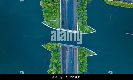 Aus der Vogelperspektive der Wasserbrücke Veluwemeer, die Wasser- und Straßenverkehr über- oder unterqueren lässt. Niederlande. Stockfoto