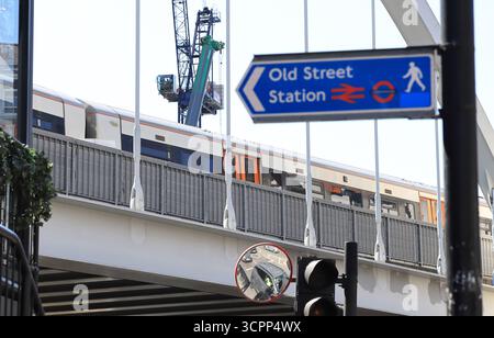 Die Windrush Overground Line in Shoreditch, mit der Old Street Station in der Nähe und Bauarbeiten dahinter, East London, Großbritannien Stockfoto