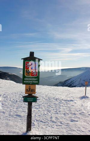 PEC Pod Snezkou, Tschechische Republik - 02 14 2023: Zeichen des Krkonossky Narodni Parks (Nationalpark der Riesengebirge auf Englisch) im Winter Stockfoto