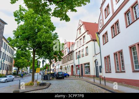 Darmstadt, Deutschland - 5. Juni 2025: Malerische Straßenszene in Darmstadt mit traditioneller Architektur, Kopfsteinpflaster und lebendigem Grün Stockfoto