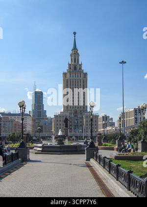 Moskau, Russland, 15. September 2025: Blick auf das Hilton Leningradskaya Hotel vom Platz der drei Stationen. Spaziergang Durch Moskau. Stockfoto