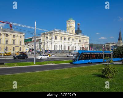 Moskau, Russland, 15. September 2025: Eine blaue Straßenbahn vor dem Leningrader Bahnhof. Spaziergang durch Moskau. Stockfoto