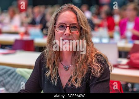 Landshut, Deutschland. September 2025. Kathrin Pollack, Kandidatin für das Amt des neuen Generalsekretärs, lächelt bei der SPD-Landesparteikonferenz in Bayern. Quelle: Armin Weigel/dpa/Alamy Live News Stockfoto